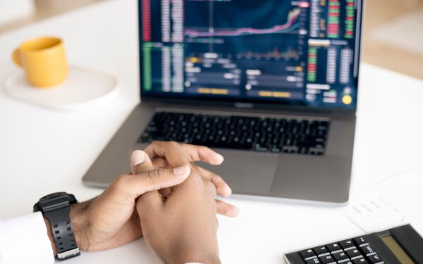 A beginner’s guide to index funds and ETFs for simple long‑term investing