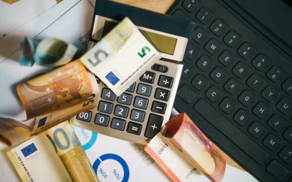 A simple guide to using sinking funds so big costs do not derail your budget