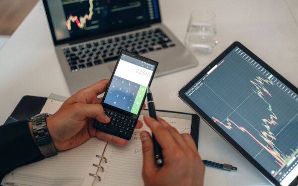 How compounding turns small, regular investments into a larger future sum
