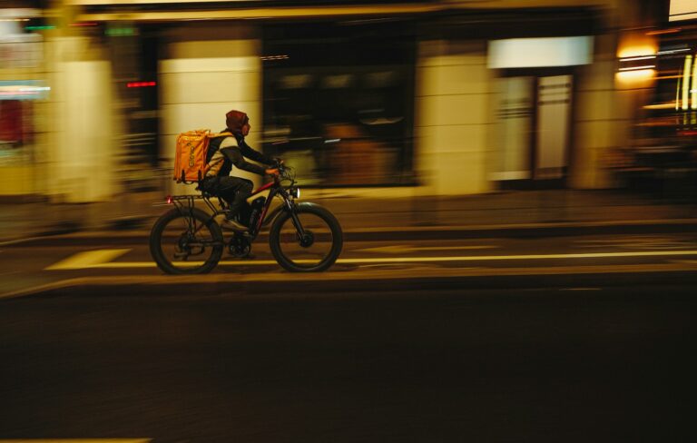 Courier bicycle city