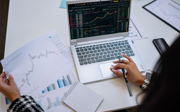 How to compare ETFs: a simple guide for new long‑term investors