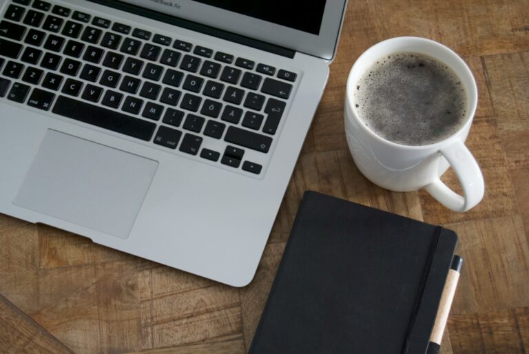 Laptop freelancer home