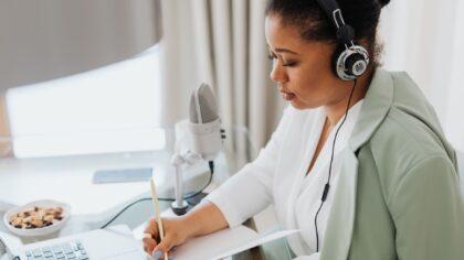How to turn podcast show notes into a flexible way to make money from home