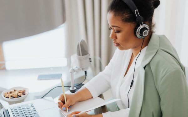 How to turn podcast show notes into a flexible way to make money from home