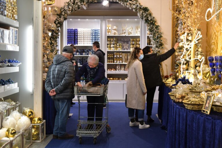 Seasonal workers retail