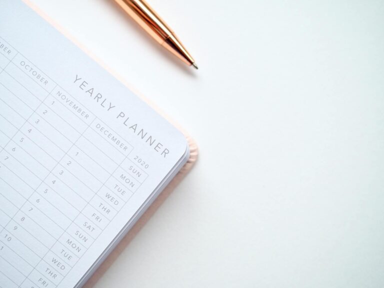 Weekly planner calendar pen table