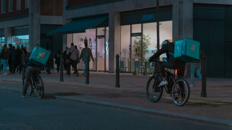 Courier bicycle city