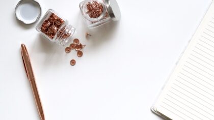 Simple short-term savings strategies that actually fit everyday life